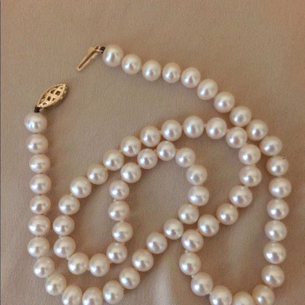 White Pearl necklace 14 kt gold clasp